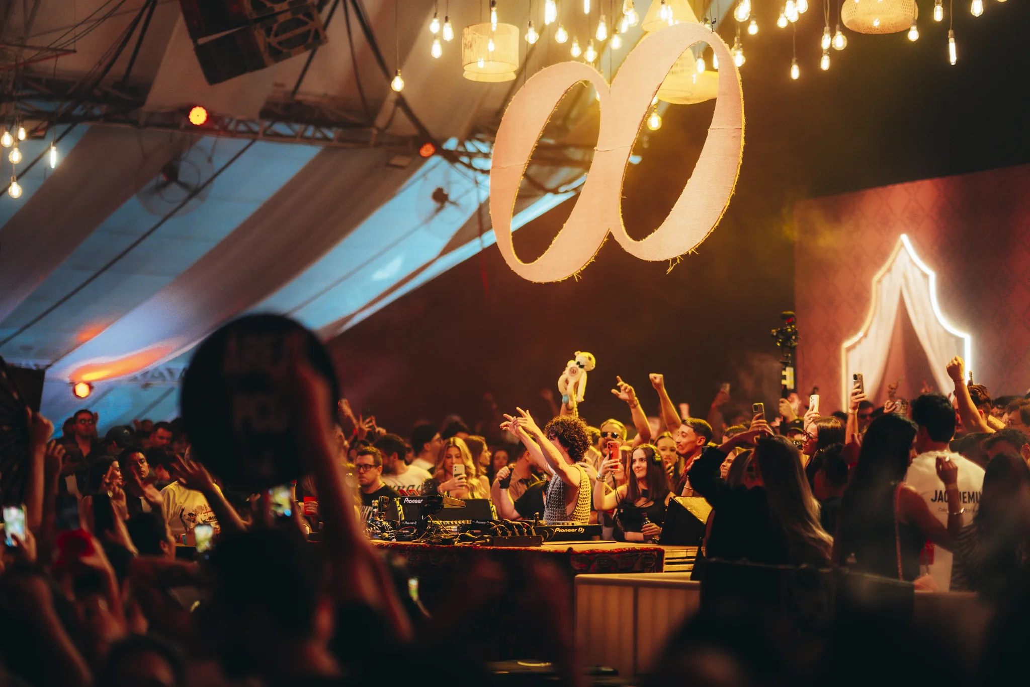Pista lotada em evento com DJ